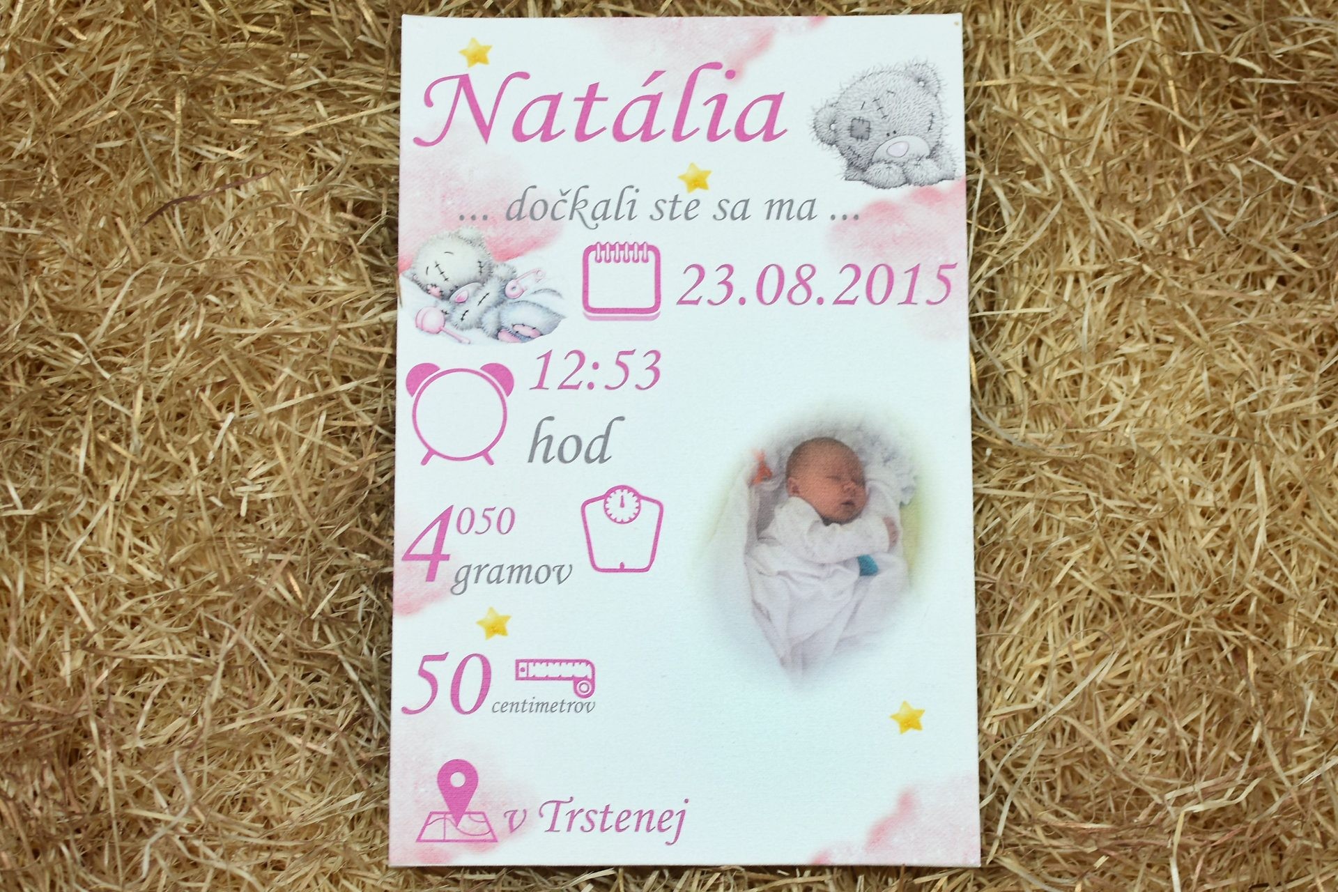 Narodeninová tabuľka s údajmi o narodení pre dievčatka na plátne