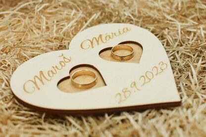 drevený podnos na svadobné prstene
