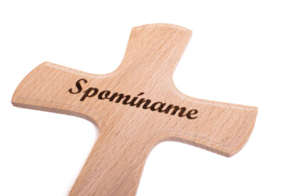 drevený krížik spomíname