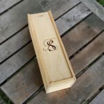 drevená krabička na víno s iniciálmi