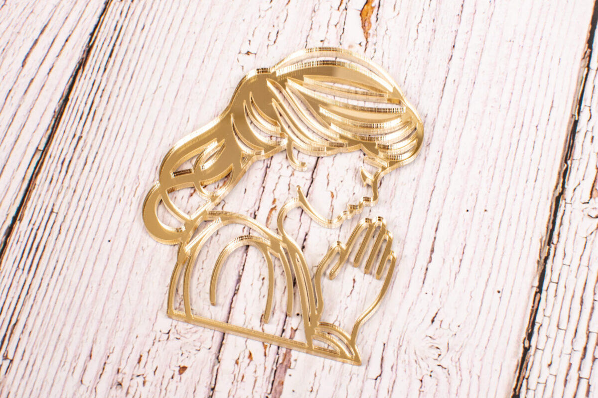 dievčatko na tortu zo zlatého zrkadlového akrylu