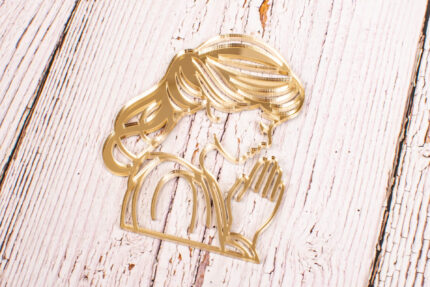 dievčatko na tortu zo zlatého zrkadlového akrylu