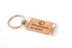 drevená kovová kľúčenka s gravírovaným logom