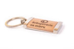 drevená kovová kľúčenka s logom firmy