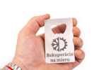 otvárak na fľaše s logom firmy z nereze