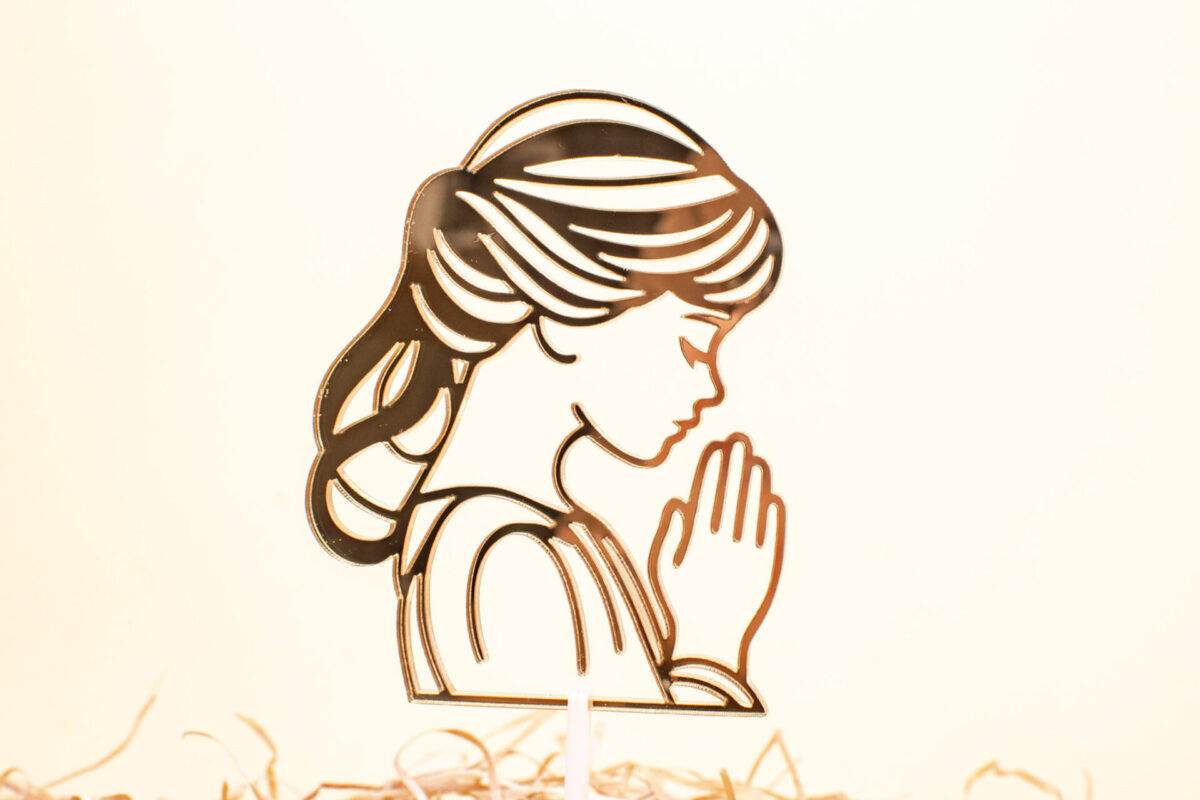 tortová dekorácia na prvé sväté prijímanie - modliace dievčatko